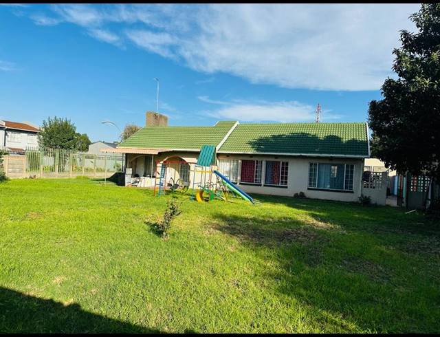 3 BEDROOM HOUSE FOR SALE IN LAMBTON GARDENS